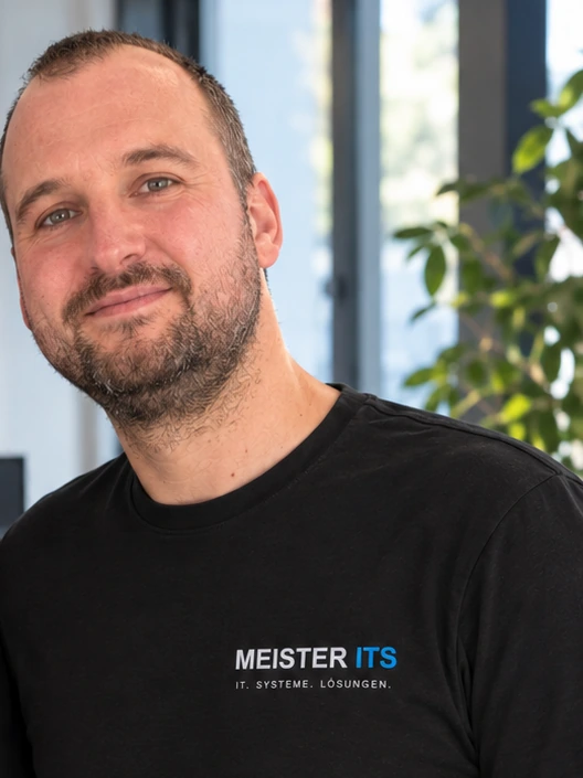 Sohn – Ausschnitt aus dem freigegebenen KI-bearbeiteten Teamfoto.