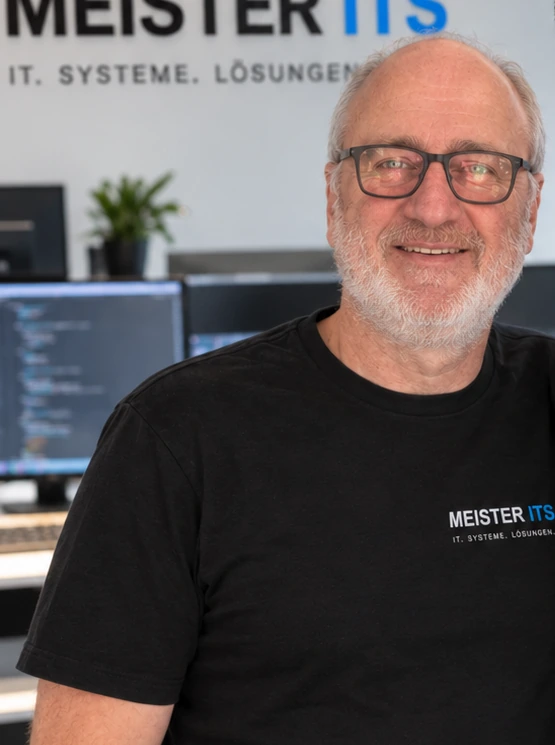 Vater – Ausschnitt aus dem freigegebenen KI-bearbeiteten Teamfoto.